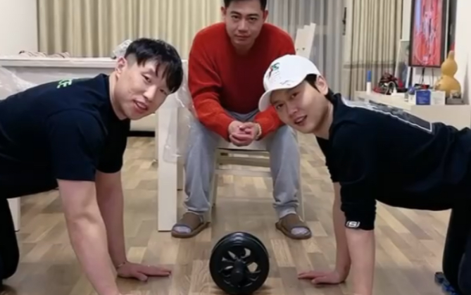孟鹤堂与烧饼比拼腹肌轮没想到看似柔弱的孟孟体力竟然与饼哥不相上下