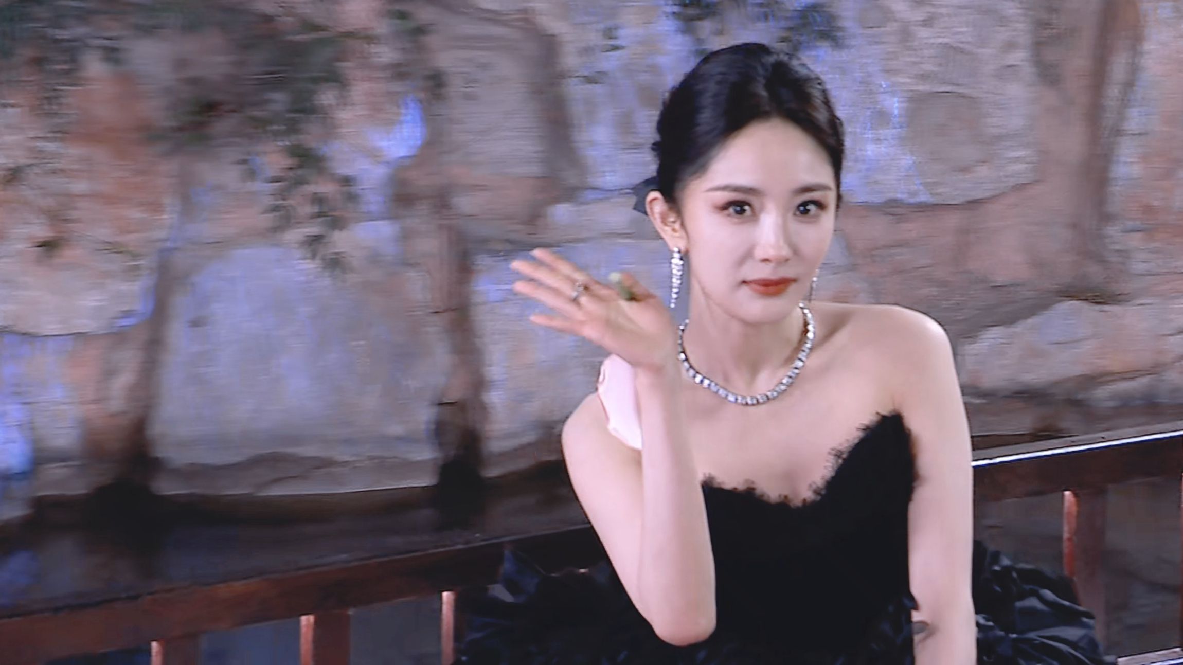 幂姐这身裙子有30斤?