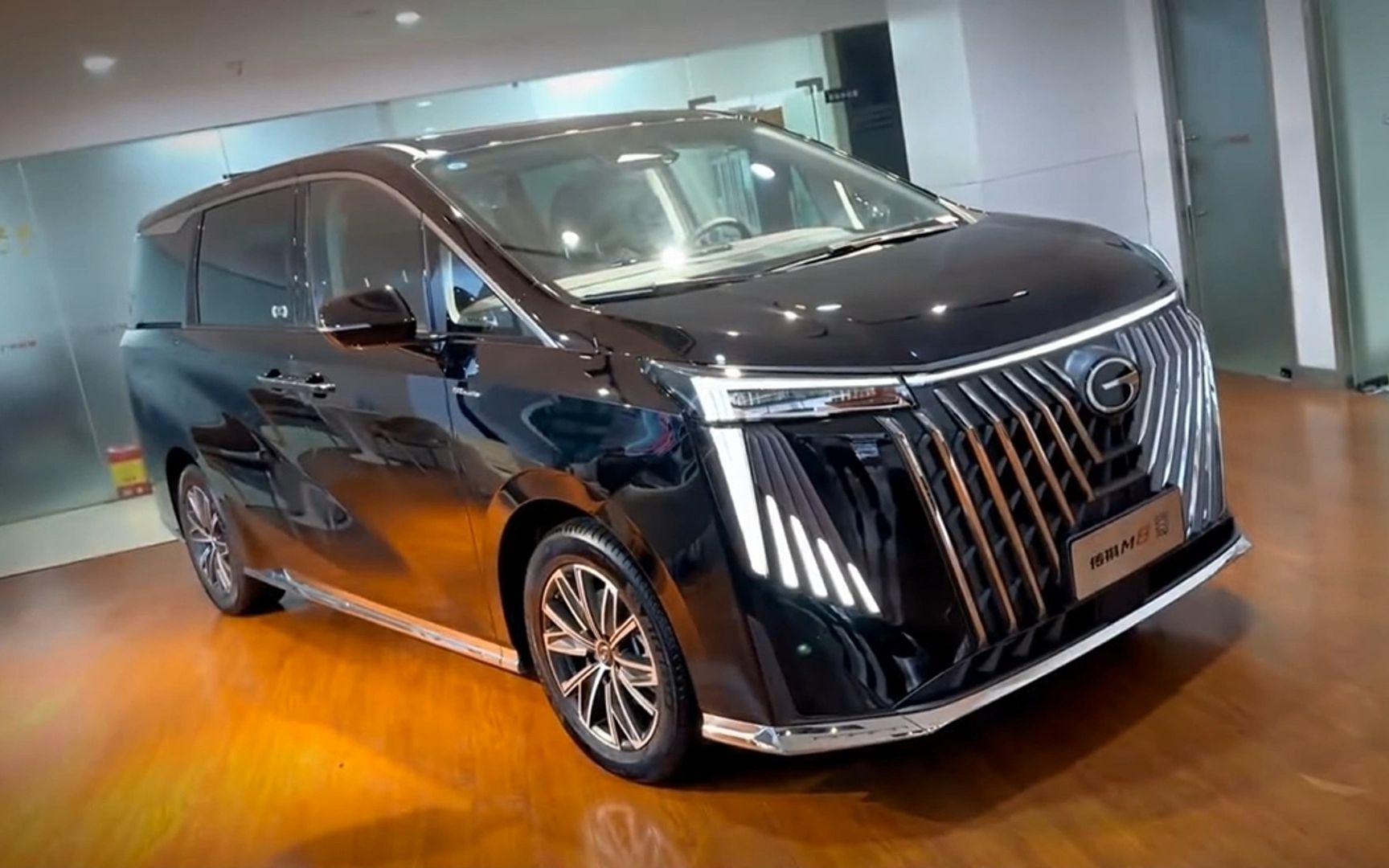 广汽传祺m8已经比丰田埃尔法还豪华的mpv了,30万都不需要就落地了