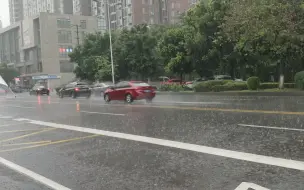 下载视频: 成都又暴雨了，敲大的雨，太凉快了今年，没有伞很难受