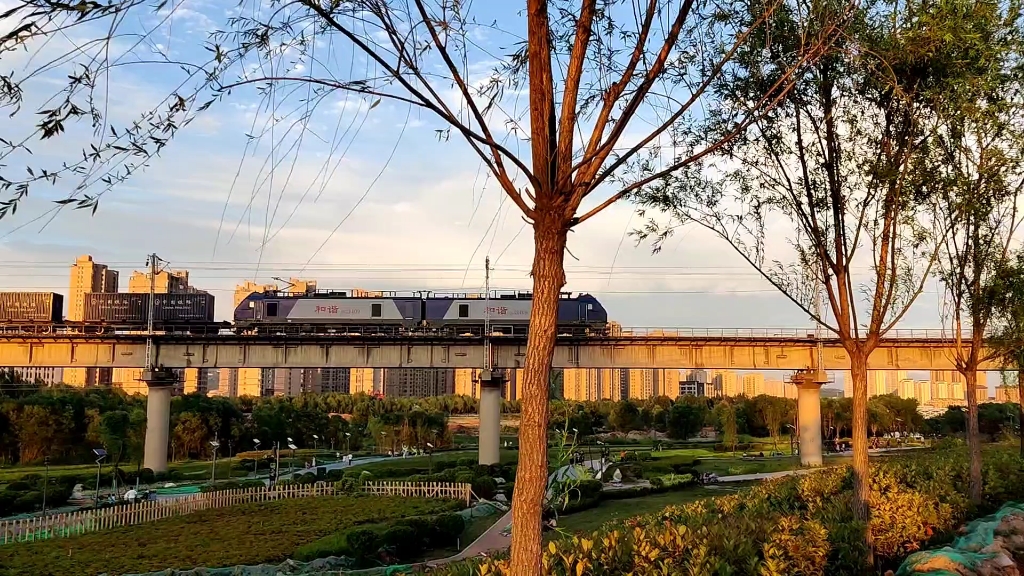 "雨后有车驶来,驶过暮色苍白,旧铁皮往南开.