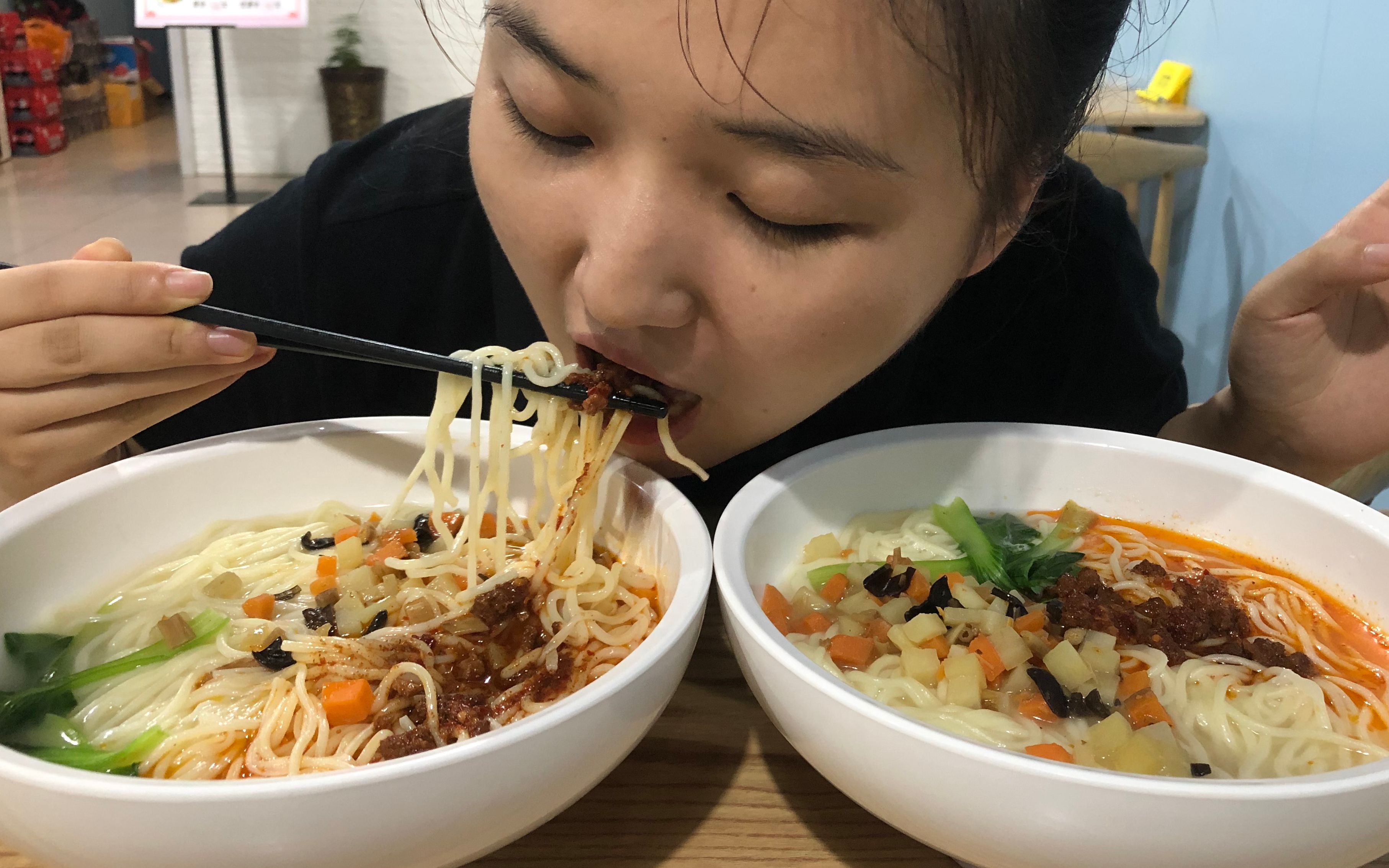 元元下雨天出门吃饭,点2大碗特色岐山臊子面,吃面喝汤,过瘾_哔哩哔哩