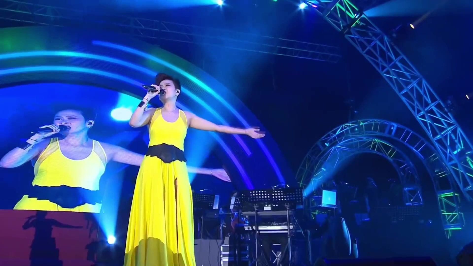 演唱会现场,粤语金曲经典,曾经的四小花之一,汤宝如《感冒》