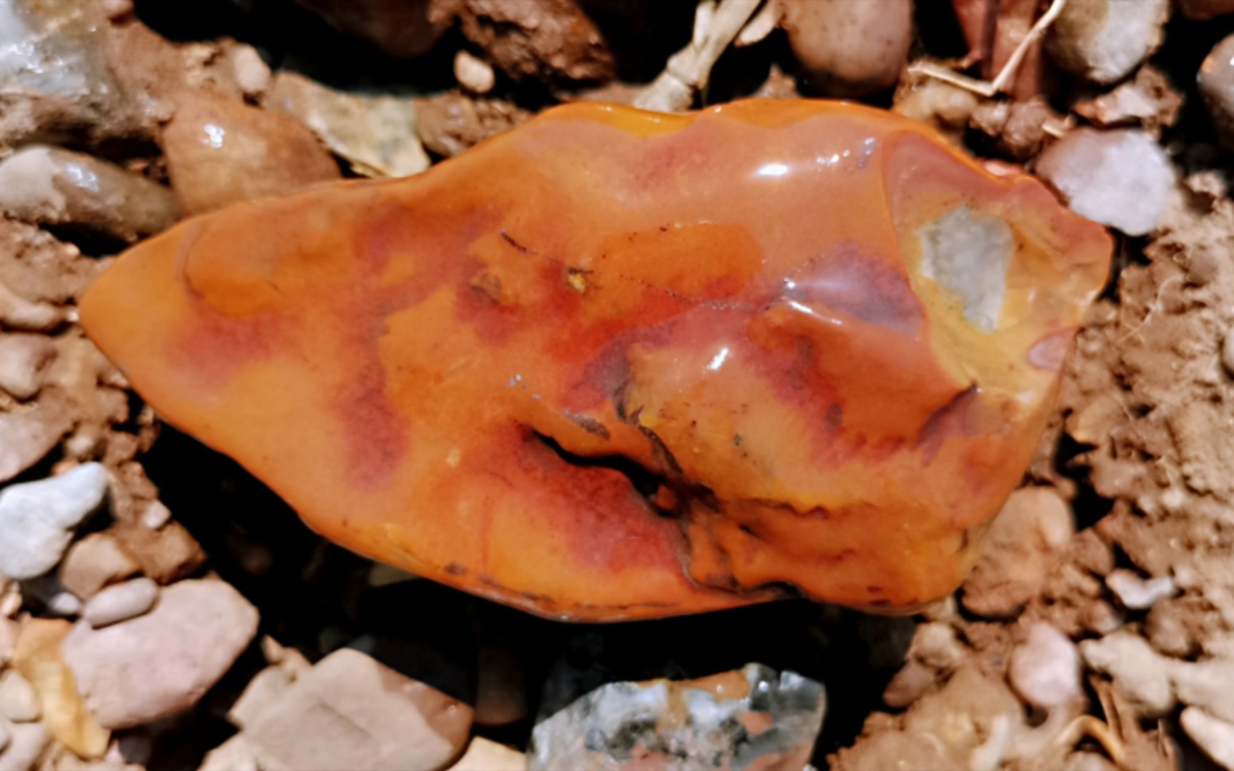 这外皮表现为黄蜡石,老皮与断口表现很细,另一面是玛瑙特征