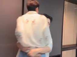 Video herunterladen: ♥offgun♥20240818小宝:你的人和房子都是我的，哈哈！O:去任何你想去的地方！G: 我不会离开，我欢这里。我喜欢这份工作。我也喜欢你的房子。