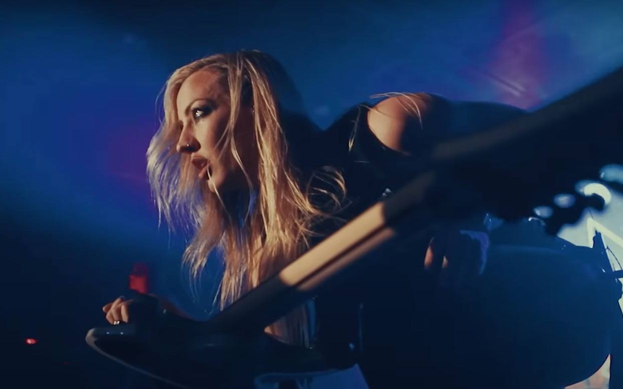 [图]大长腿吉他女神NITA STRAUSS 新单 Summer Storm