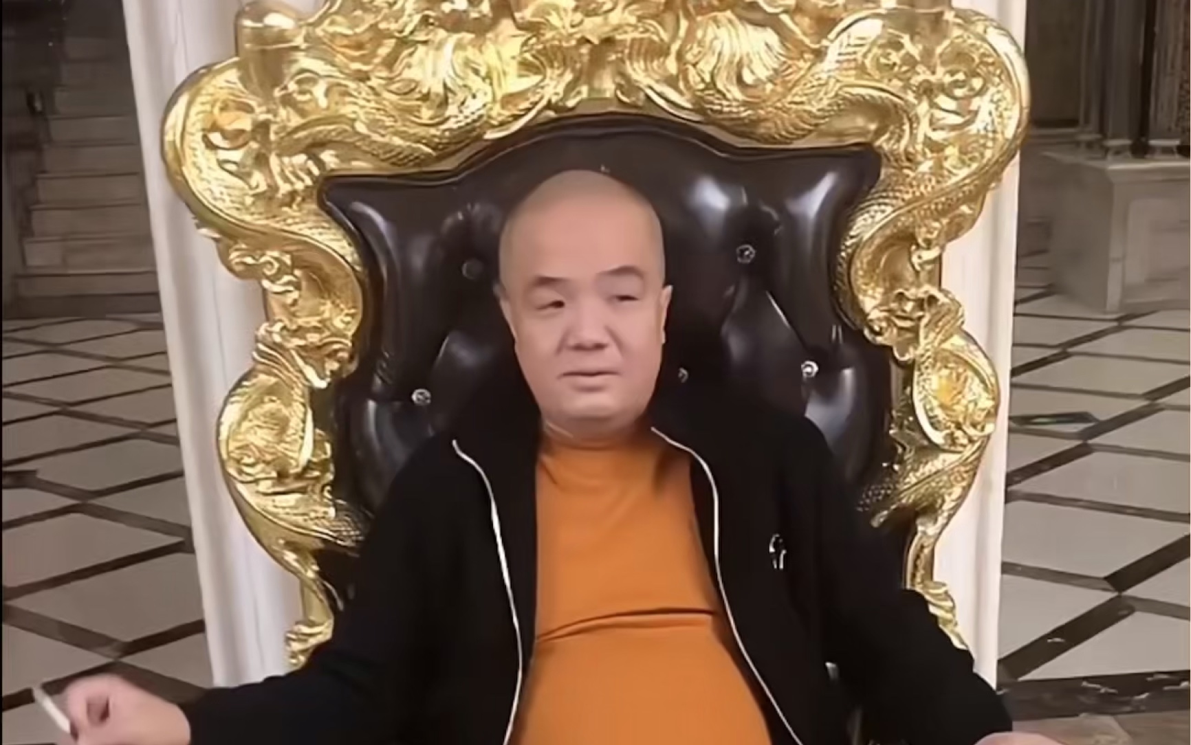 虎哥坐龙椅痛斥:楼上伞兵三位