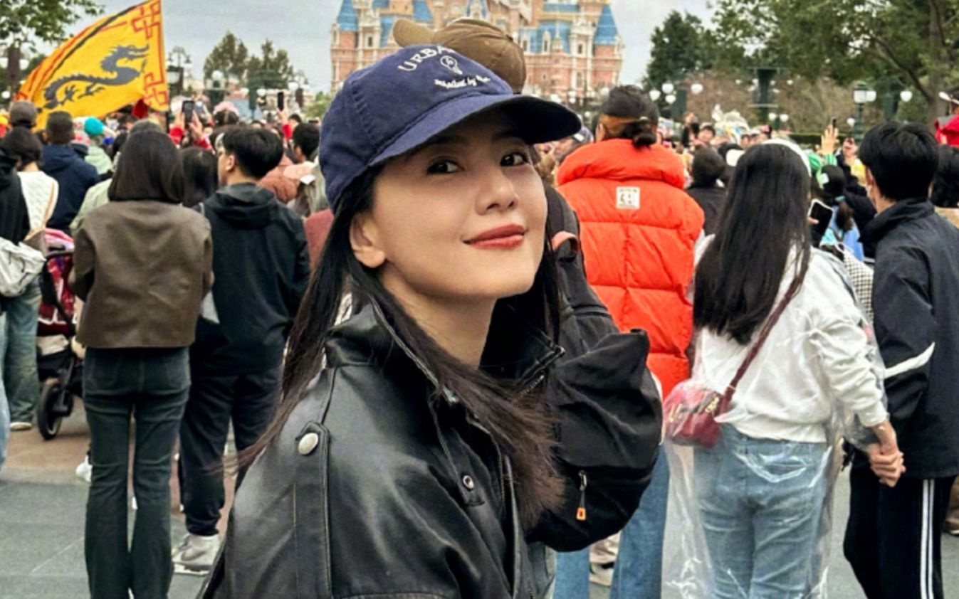 高圆圆和好友游迪士尼,打扮低调又飒又美,44岁皮肤细腻状态超好