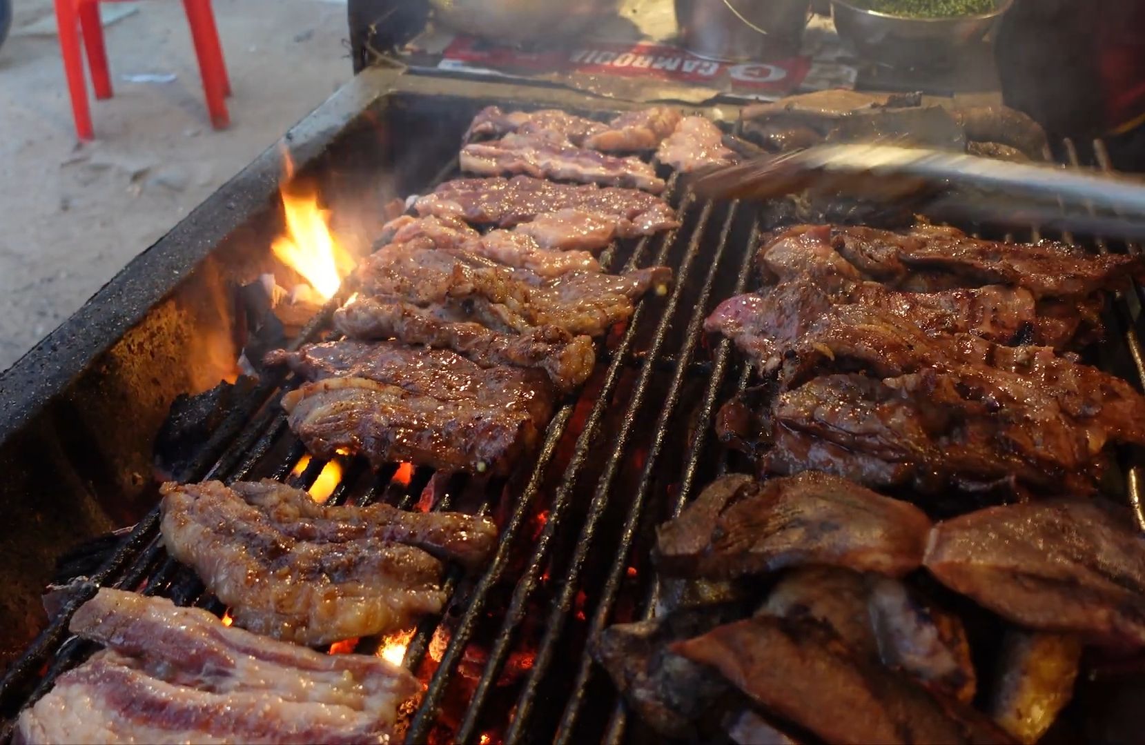 胡椒烤牛肉,药汤牛杂煲!暹粒市路边烧烤大排档