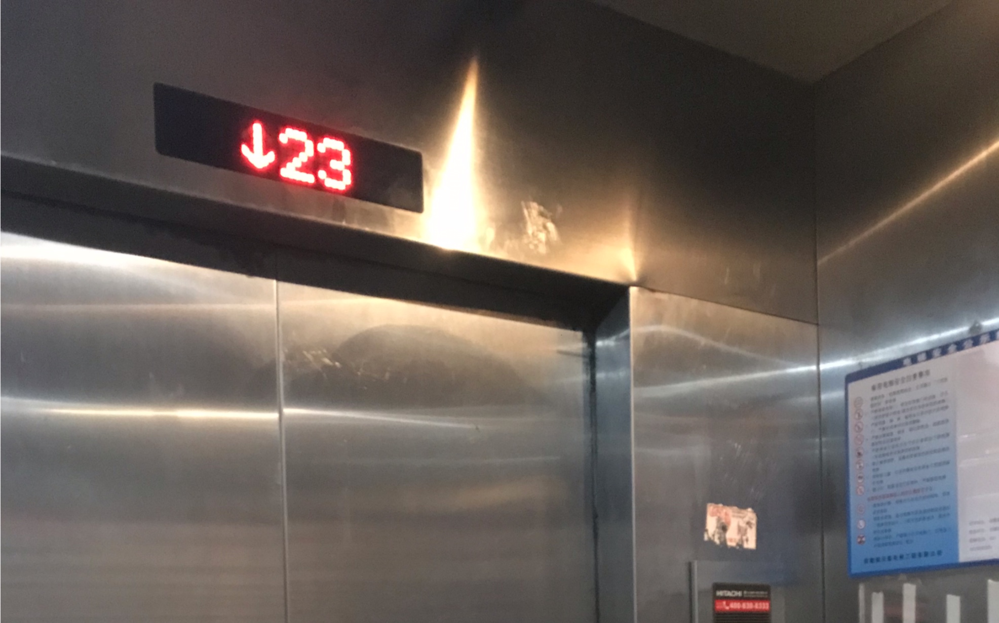 阜阳颍州万达广场(1号公寓)的日立电梯.