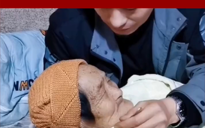 感动孝顺儿子摇拨浪鼓哄72岁母亲吃饭励志感动正能量