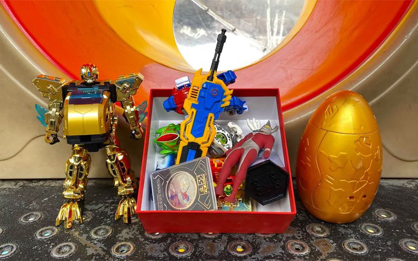 滑梯上发现一个黄金陀螺机器人 捡到一个金蛋盲盒和奥特卡片