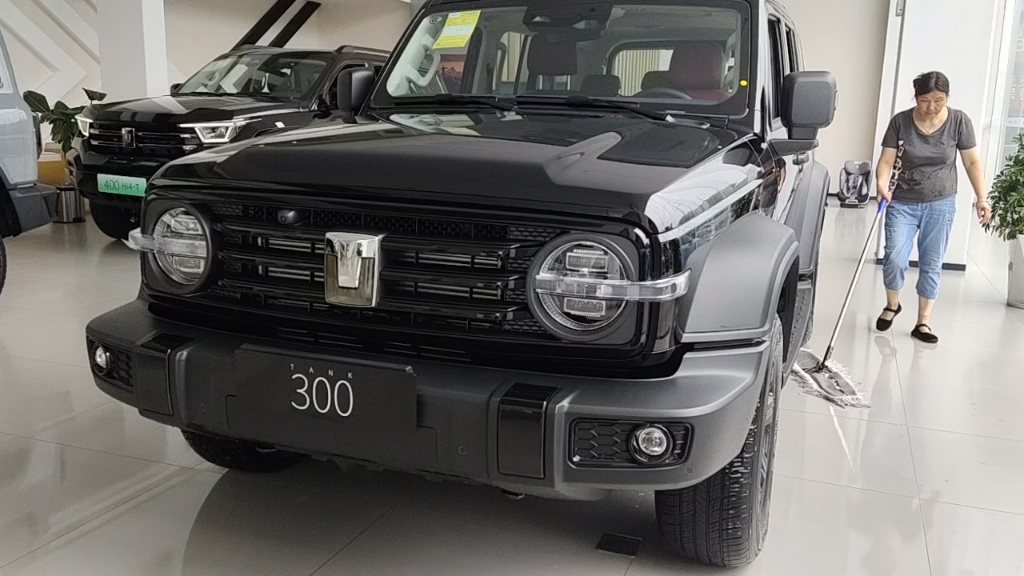 ①黑色硬派越野车霸气侧漏!内饰豪华气派!