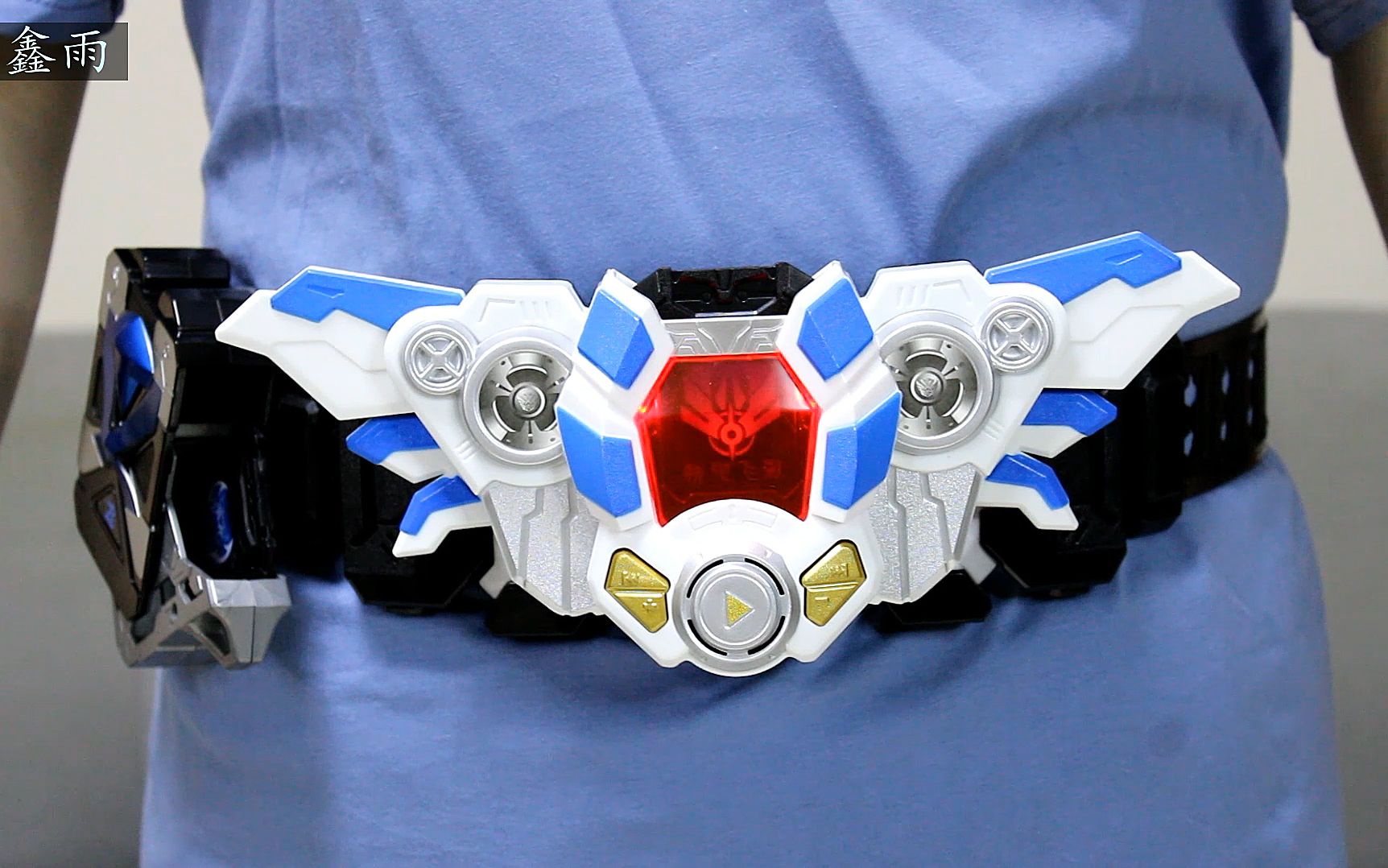 初版再版对比铠甲勇士飞影的腰带真人演示鑫雨动漫