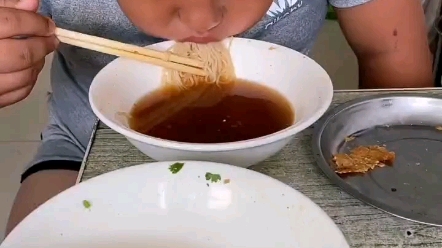 [图]美食家幼年虎哥狂造面条