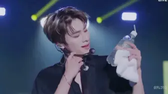 Descargar video: 【威神V】240929 WayV 'On The Way' 巡回演唱会东京场DAY-2 舞台高清全场