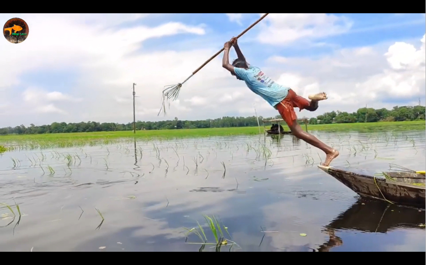 国外小孩用叉子叉鱼,还挺准