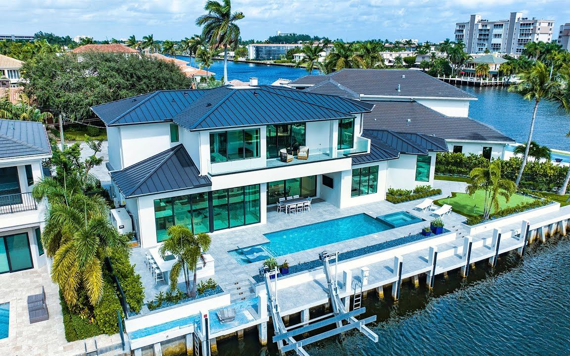 在佛罗里达州德尔雷海滩的水道旁的一座现代滨水别墅|972 allamanda