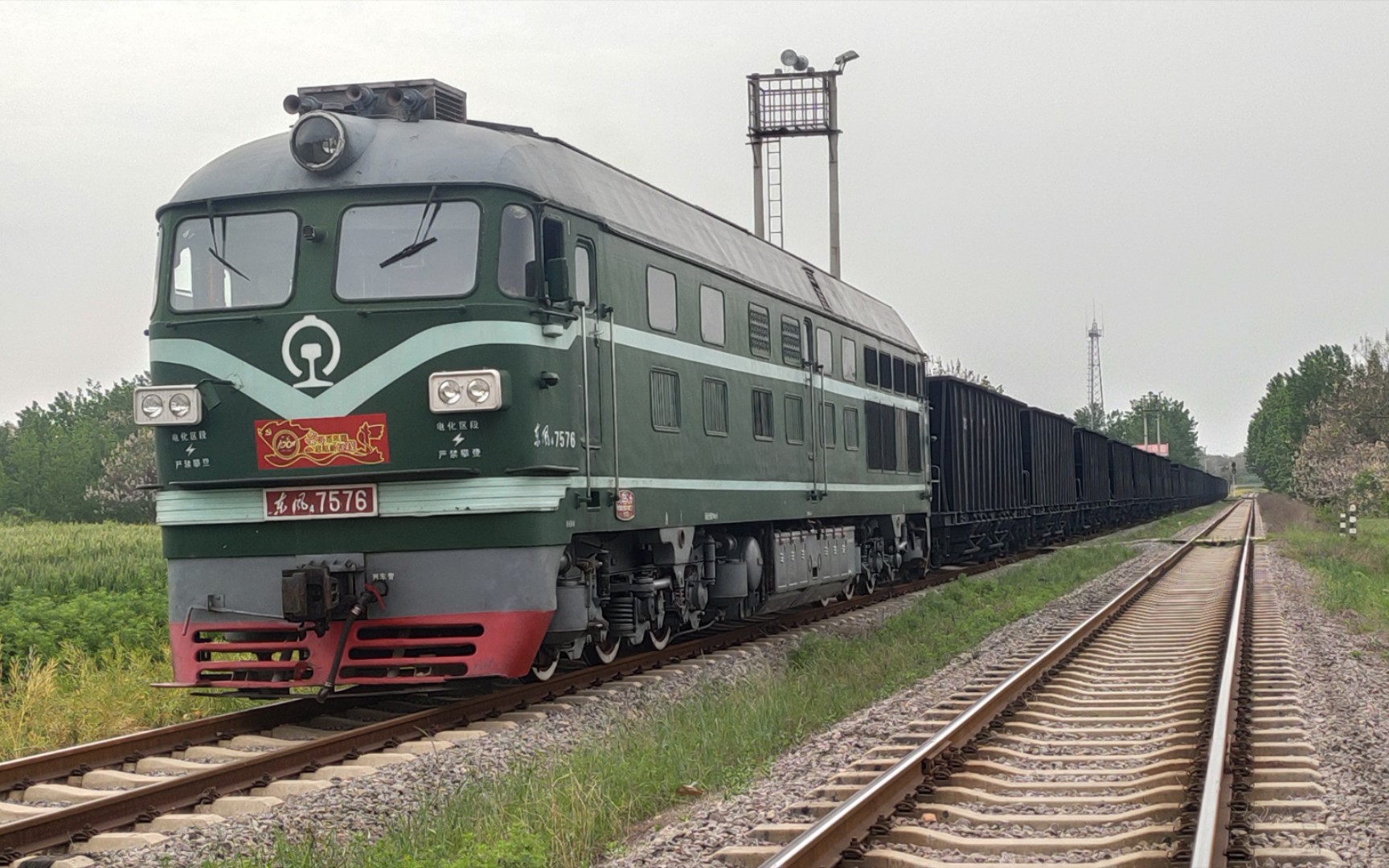 [平禹铁路]鸣笛声炸裂 东风4b7576牵引空漏斗车西贾站发车