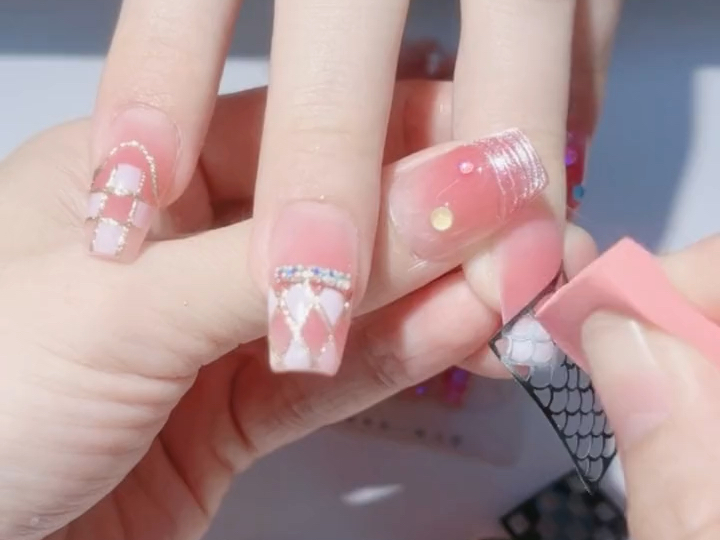 简单几步学会鱼鳞纹美甲