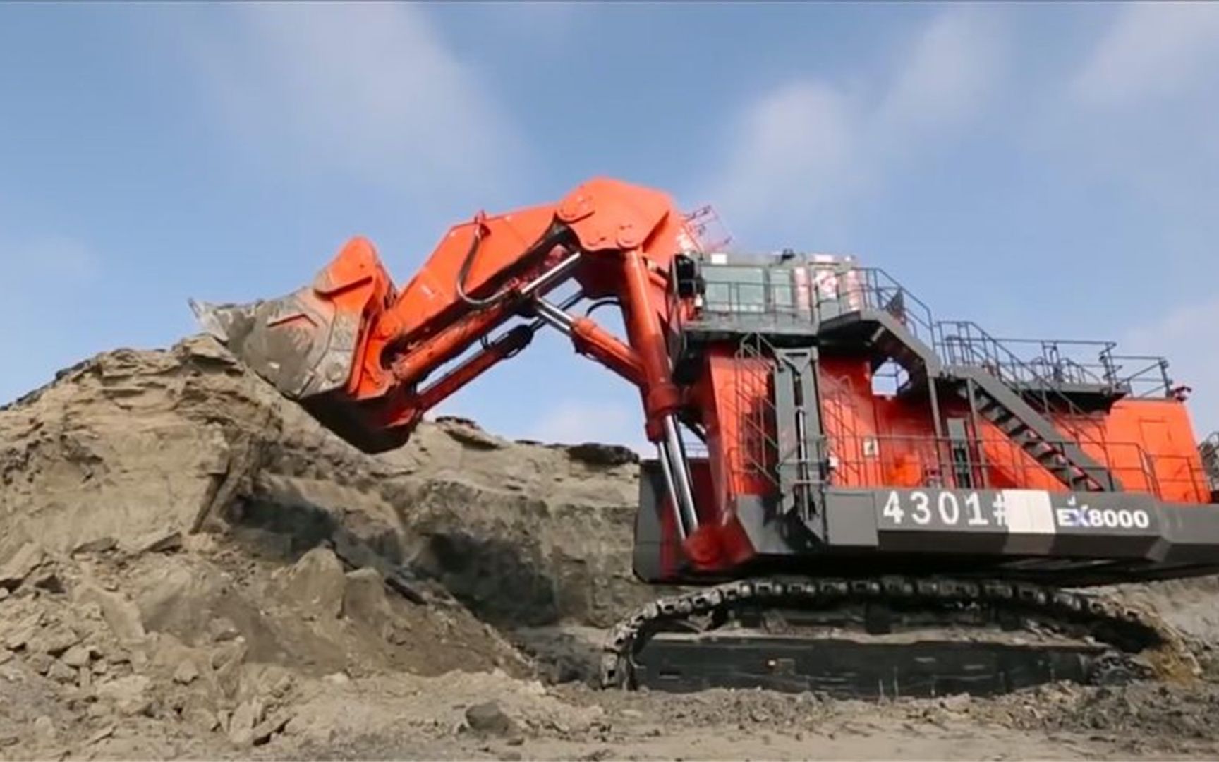 ex8000液压挖掘机!难以驾驭的巨兽,实在是太大了