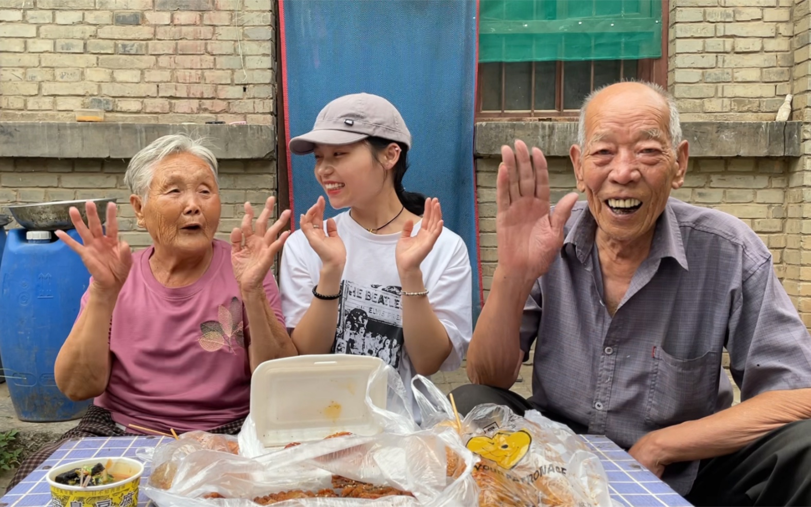 老家赶庙会 小妹买些地摊小吃带回去和爷爷奶奶一起尝尝哔哩哔哩bilibili