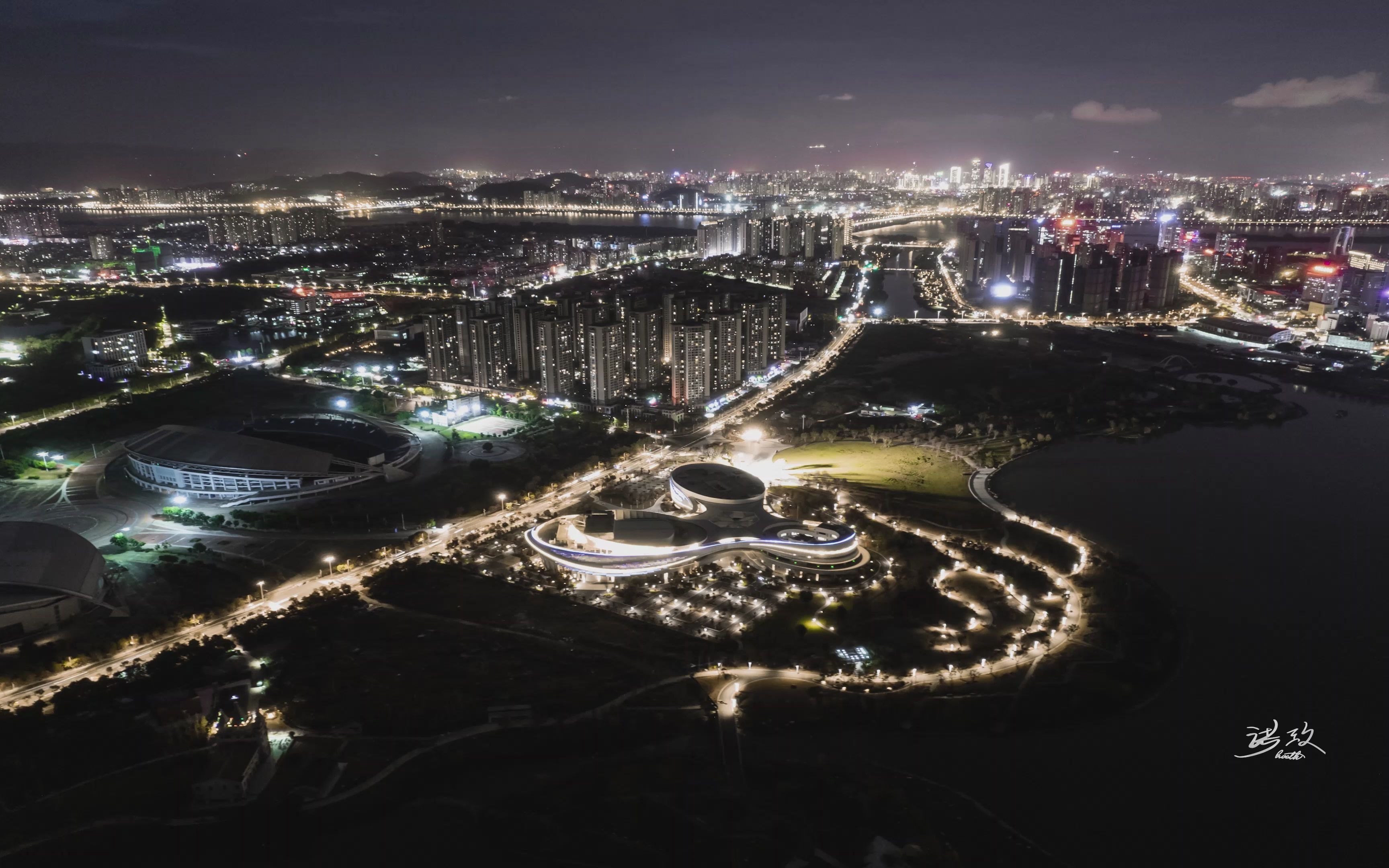 对福州的大学城艺术中心进行一个锅的刷