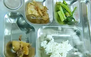 Tải video: 学生食堂打饭，15块买的豪华套餐，却只得到2片烂菜叶