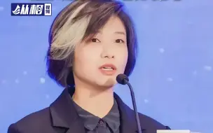 Download Video: 深圳龙岗70后女副区长白发照引争议，官方回应：不是染的，媒体：是否“挑染”都无可厚非