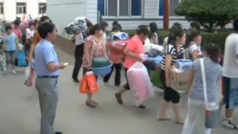拍摄于2011年高三离校，高考完那天，大家连再见都没说，就背上书包走了。有的人从那天开始，就再也没有见过