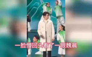 Download Video: 《春山学》网友猜测也太大胆了！居然说是开场走位就错了，一开始魏大勋就应该在山顶，走位气口不够！你觉得有可能吗？