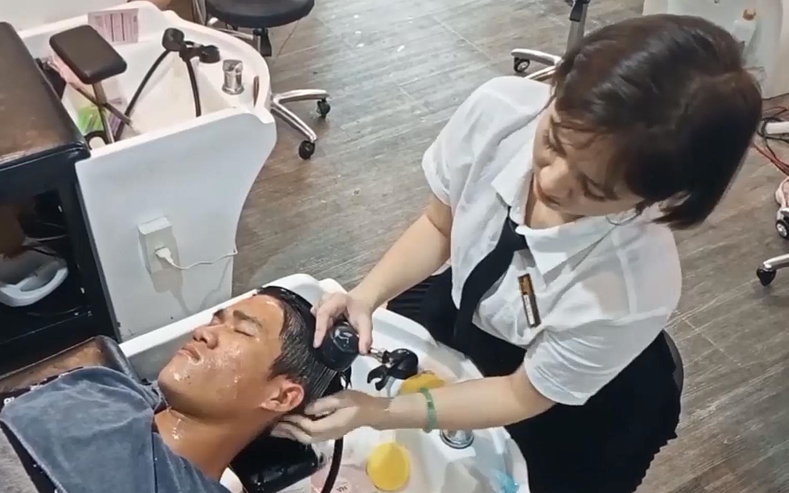 越南理发店 刮脸洗头洗发按摩