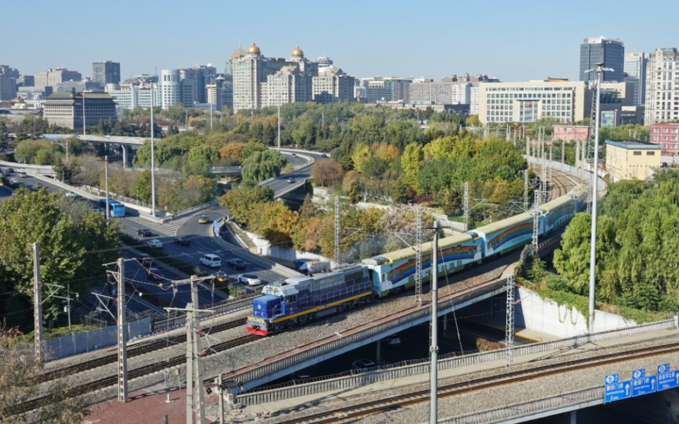 00451次df7c-5526回送健康快车澳门光明号北京站发车 去北京西车辆段