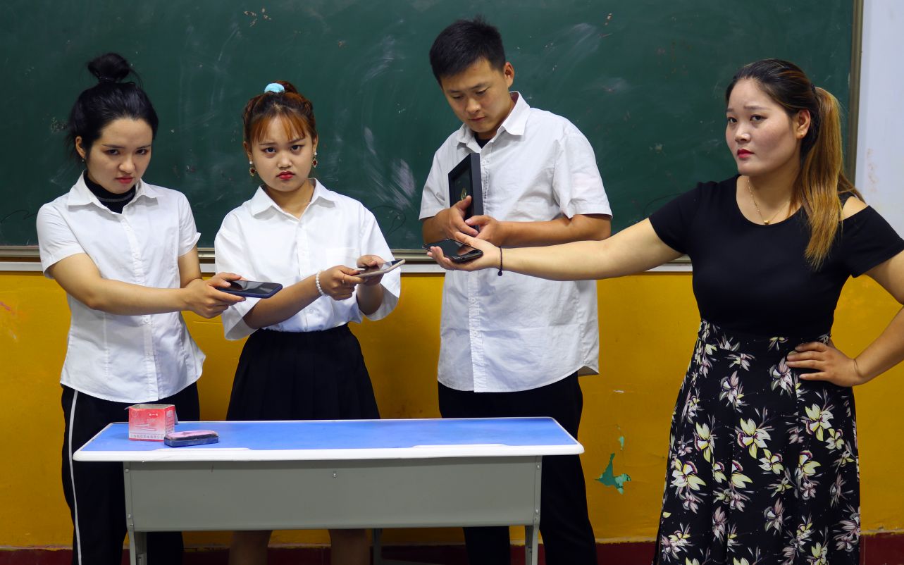 学生拿手机上课,没想老师竟只用一招就把手机全部收走,真厉害_哔哩
