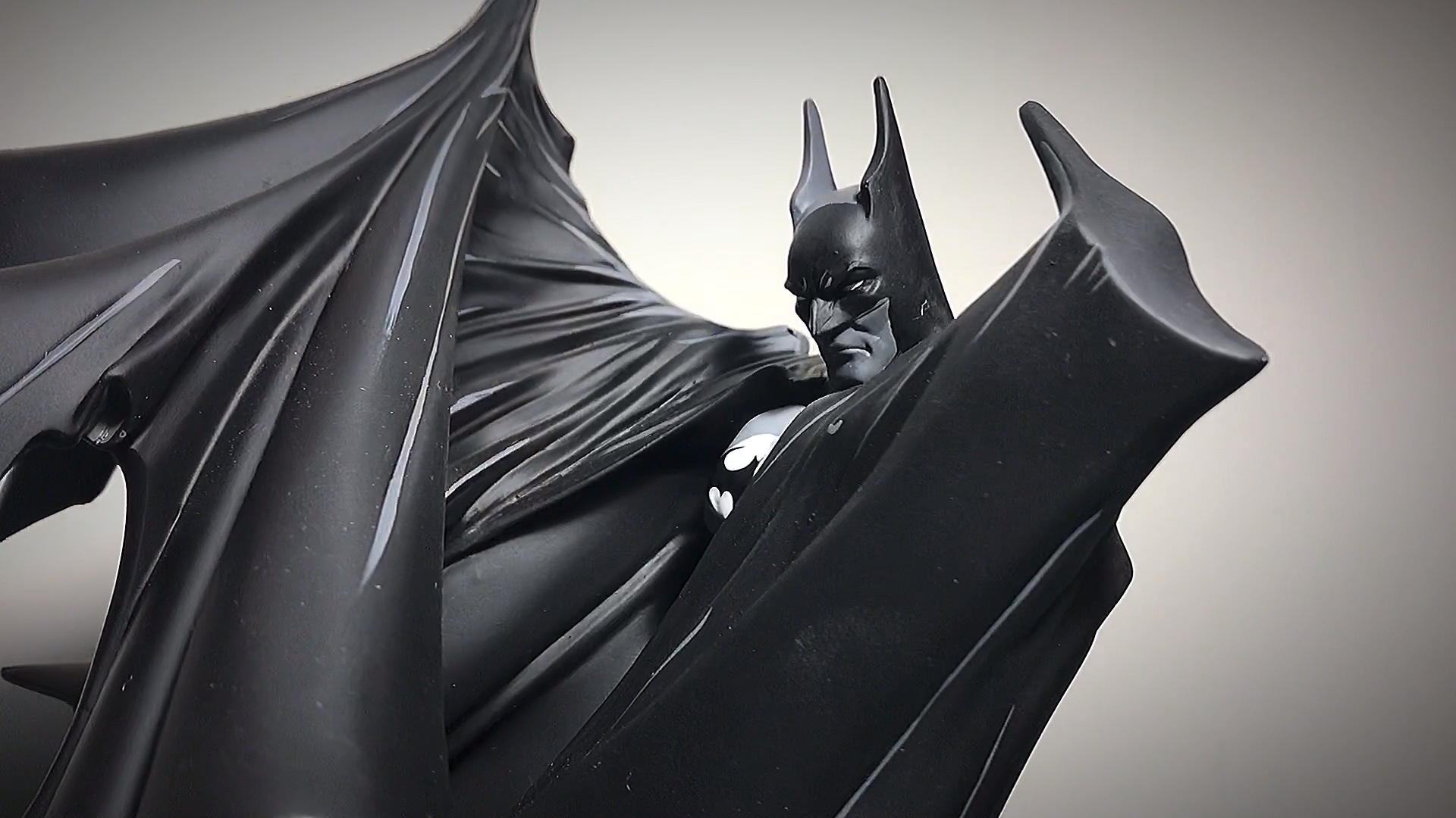 蝙蝠侠#黑白雕像系列第100款,麦克法