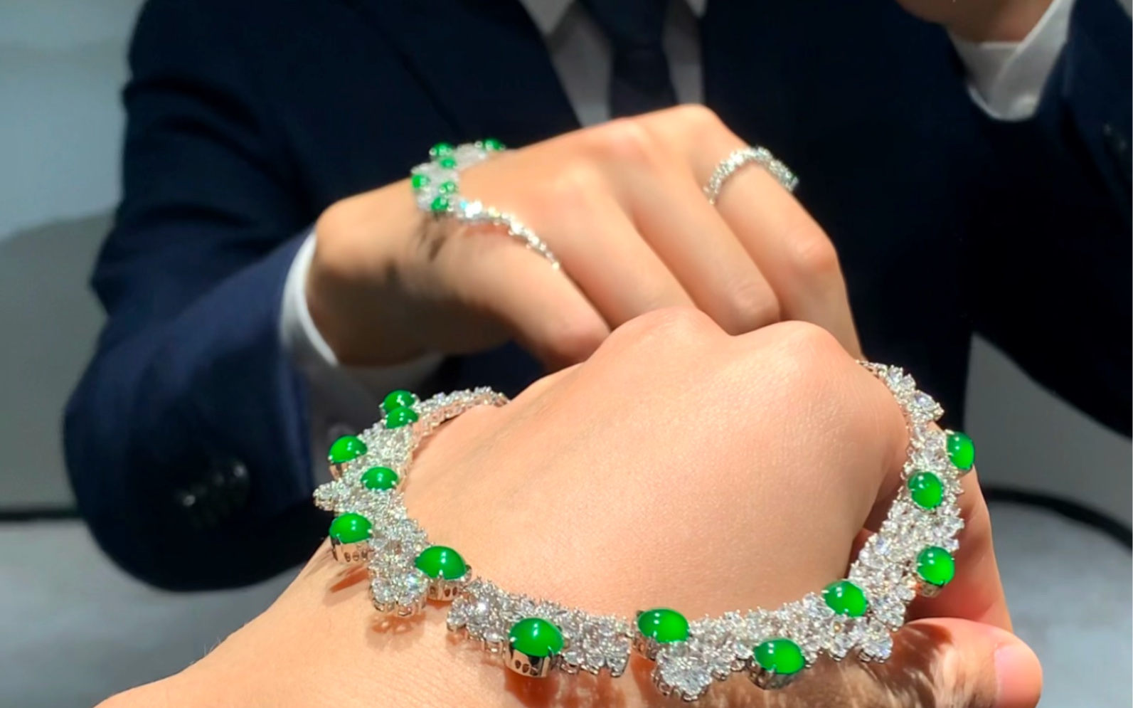 欣赏一下天然翡翠钻石项链!