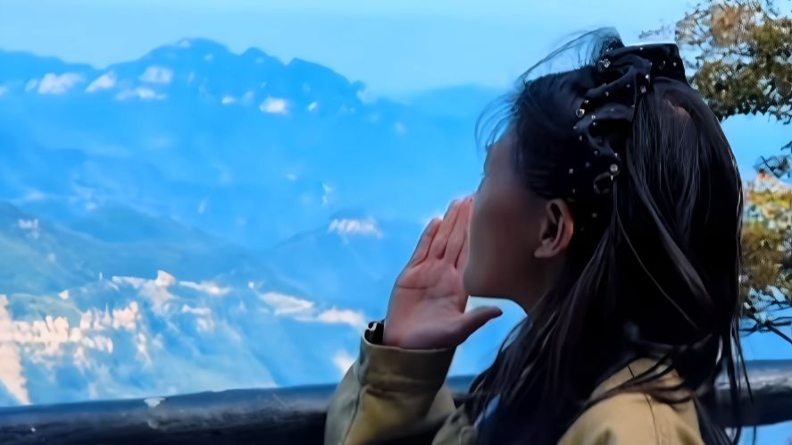 女孩在王屋山喊出“横渠四句”，声音清澈有穿透力，直击心灵。网友：天地听见了，我也被震撼了。