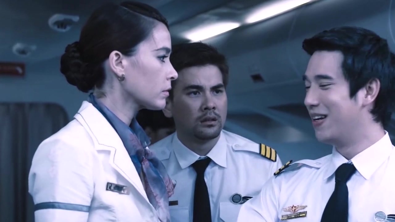 泰国恐怖片407航班机长被鬼蒙眼机舱内诡异事件连连发生