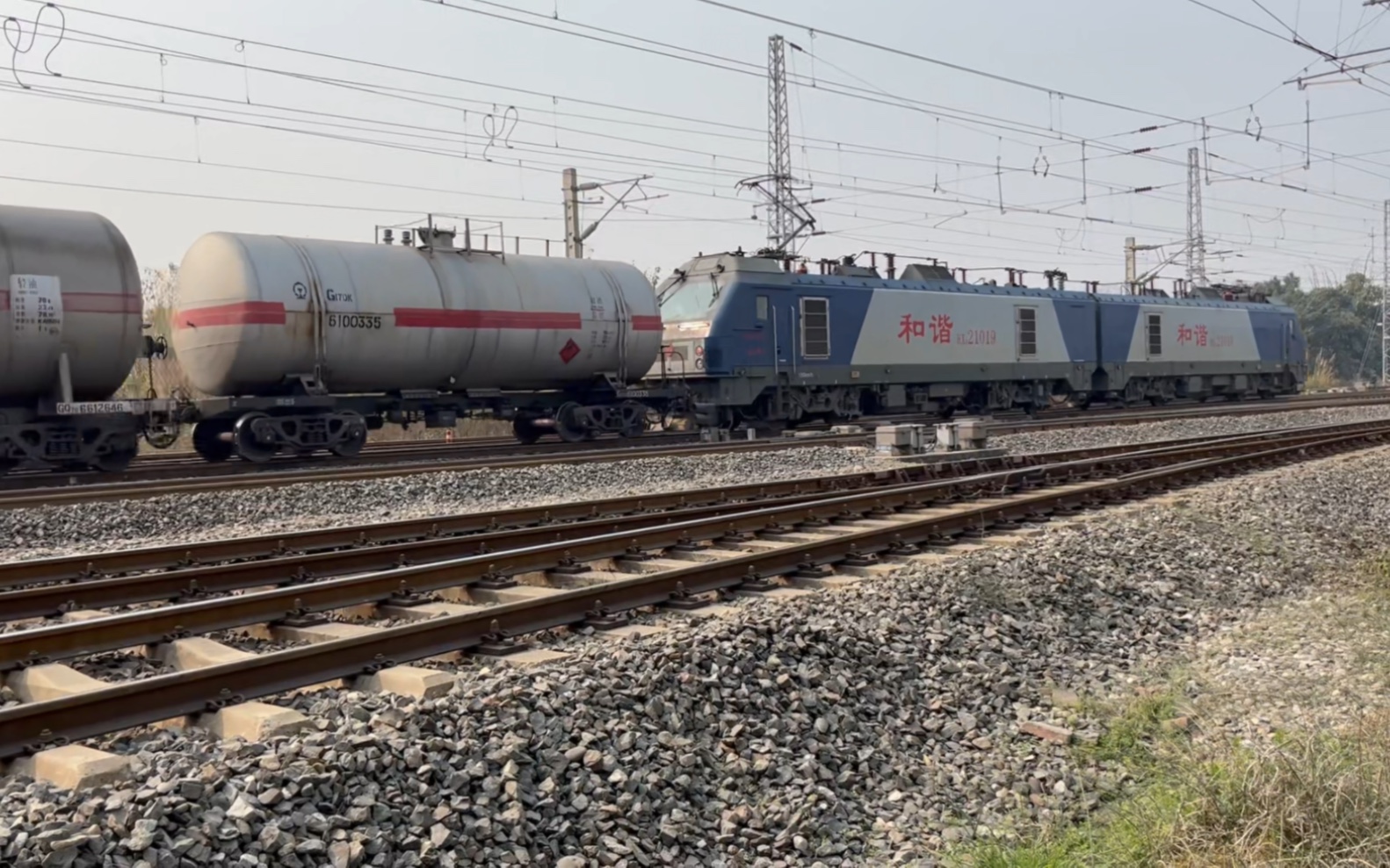 【大弯镇站】成局成段hxd2 1019牵引罐车进大弯镇站停车