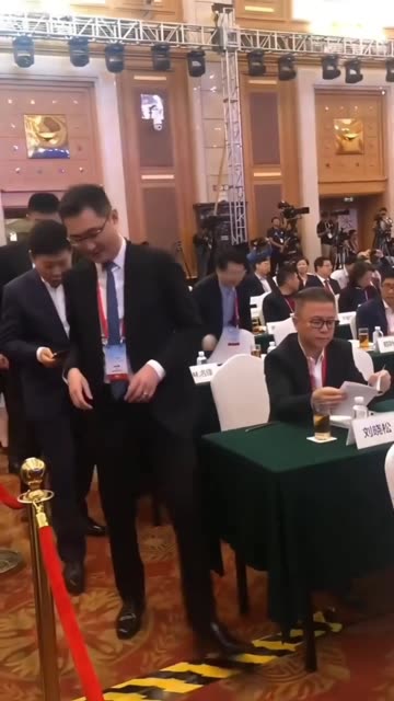 开会偶遇,这不就是马化腾吗?