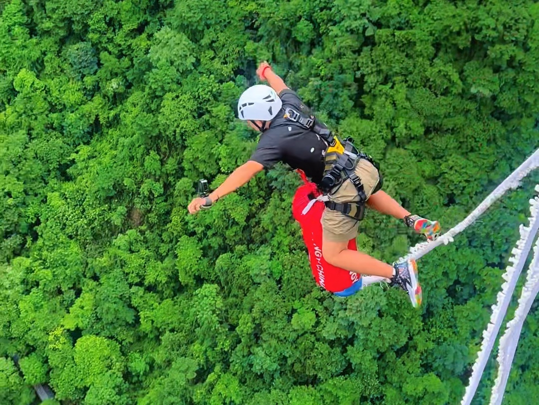 这蹦极有点高,有点怕?