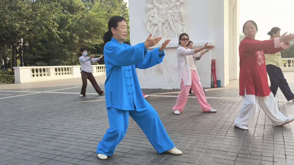 [图]张老师给大家讲解42式太极拳9-12式，学习永无止境。