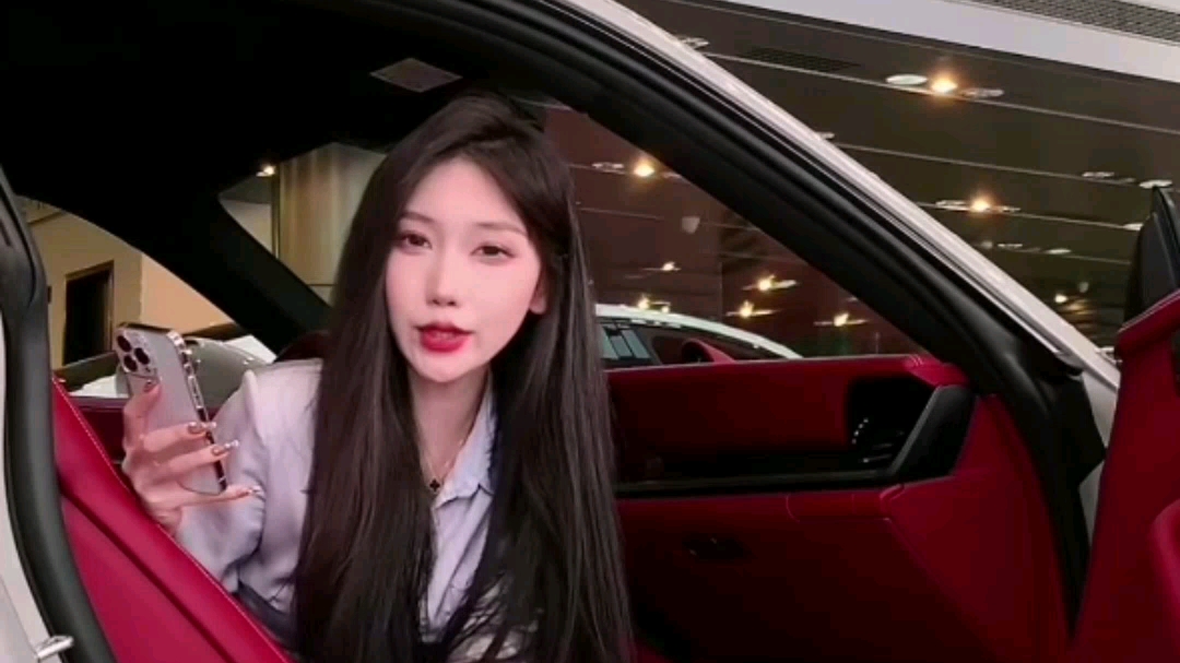 保时捷美女颜值担当,新人乐乐薄丝凉鞋红指甲,与隔壁凡凡有得比