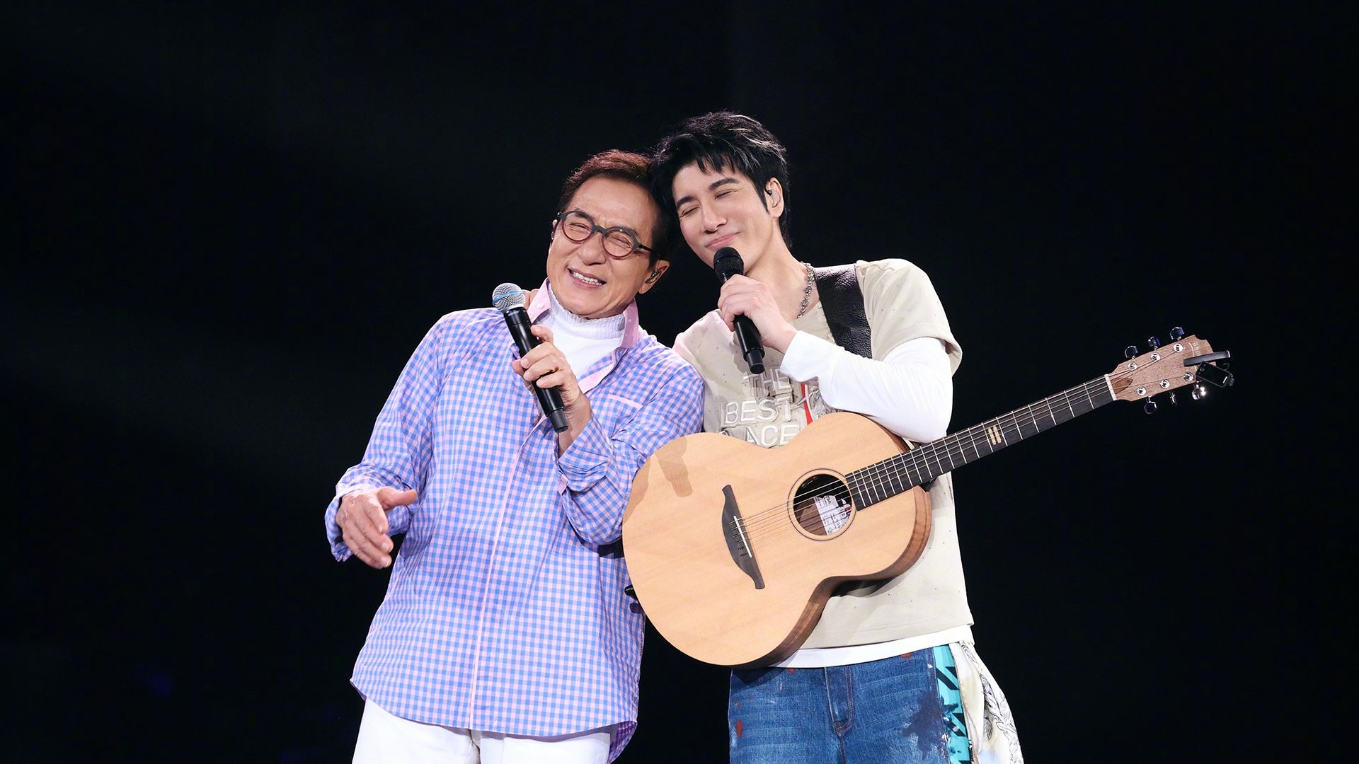 成龙王力宏演唱会同框亲上热搜,十余年挚友相拥亲吻引爆全场