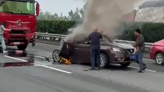 轩逸高速路口实线变道+停车，完全是自己作死 怪不了汽车和后面的大货。