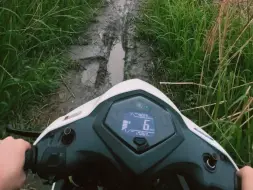 Скачать видео: 雨后的路就是刺激  差点干水库里去了