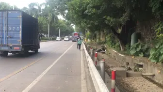 石岩湿地公园2，石岩的人行道没有安全感，公路都不装护栏的