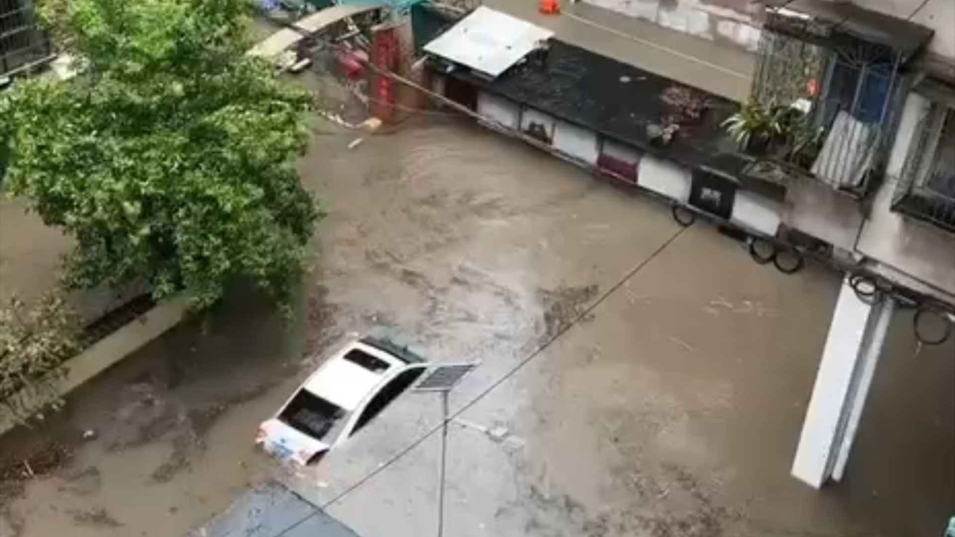 湖南 衡阳市衡山县 暴雨28日8时许,因山洪引发山体滑坡,寿岳乡岳林村一民房被冲倒.截至11时30分,已搜救出17人,其中11人遇难、6人受伤.目前,救...