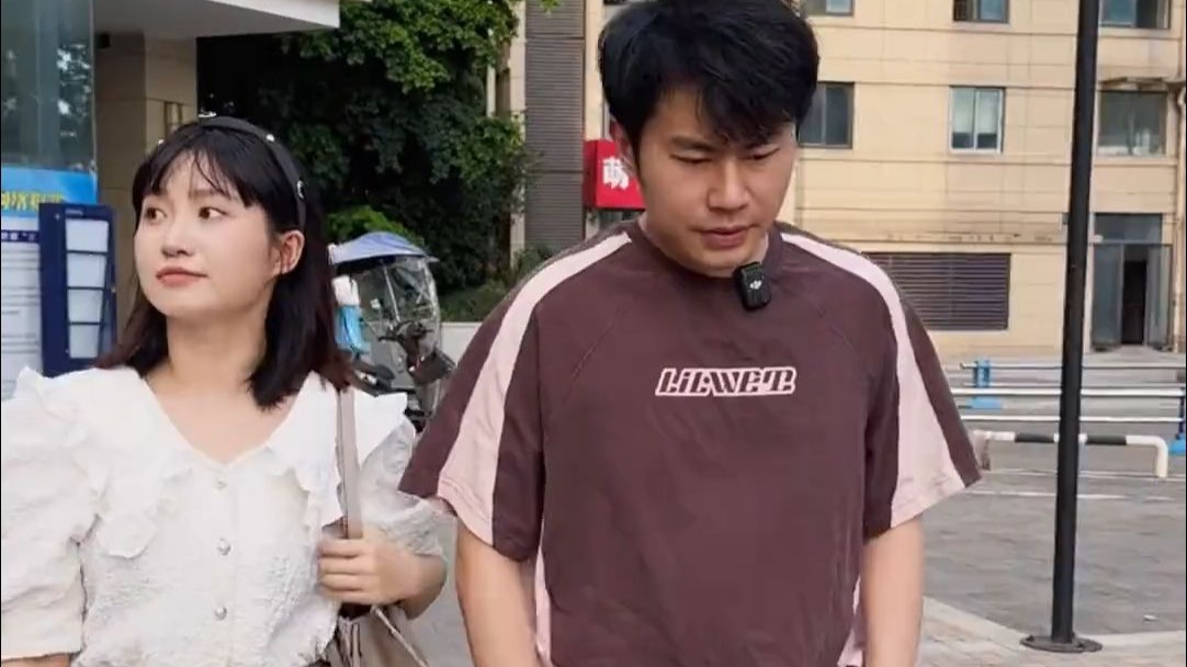 两位演员讲的哪儿话啊，我是没听懂海报