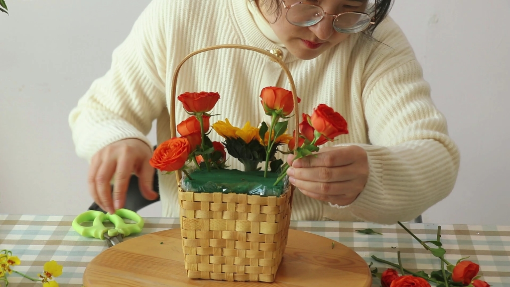 为了迎接2024年女神节,分享一款明亮色系的小花篮,插花教程来啦